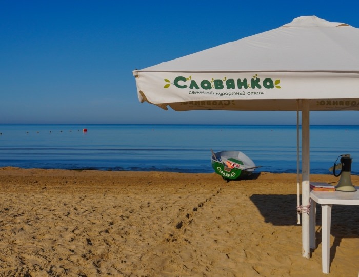 Спасатели на пляже - Курортный отель «Славянка»